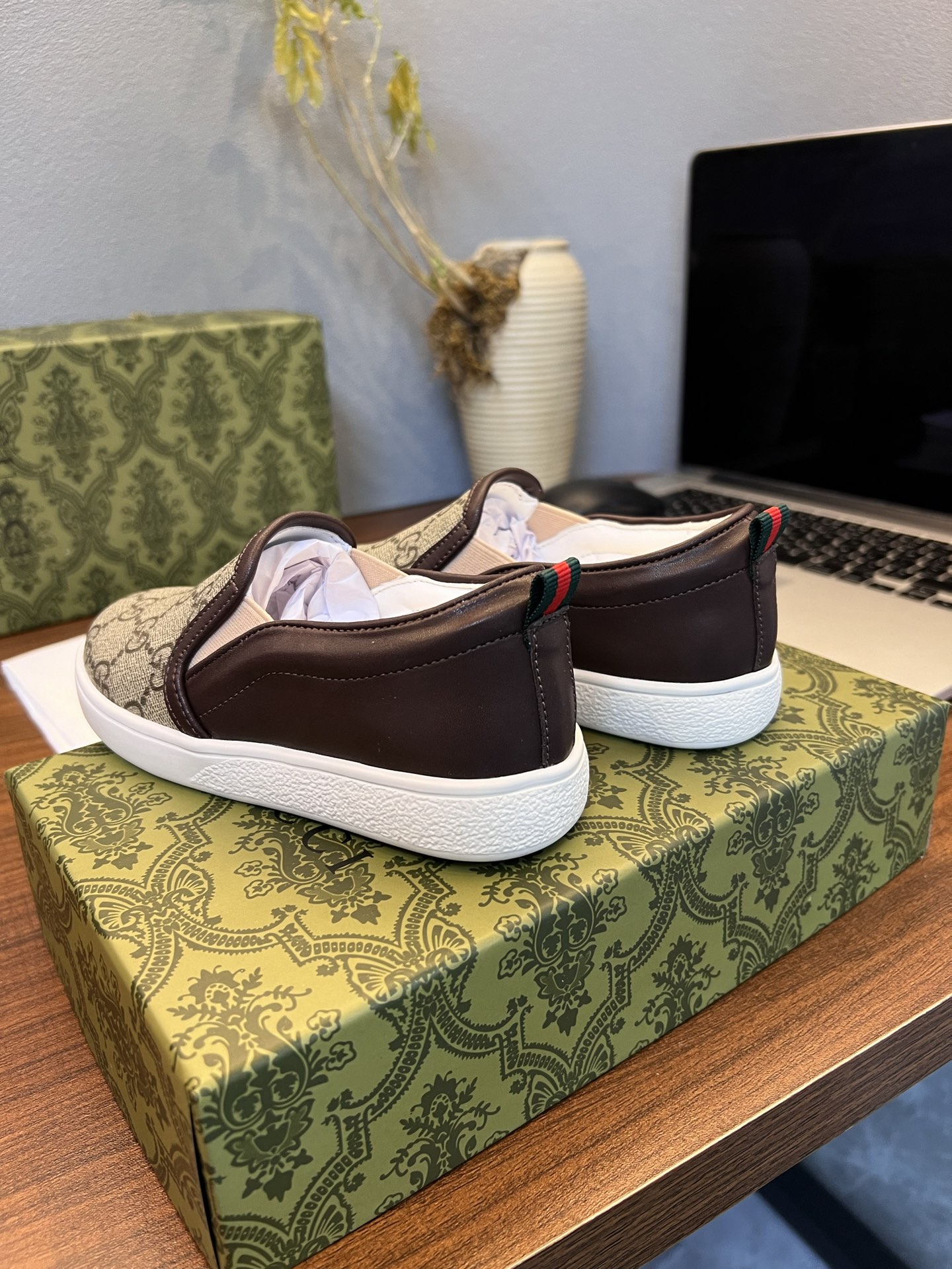Children's shoes child